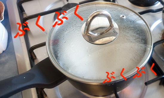 鍋でご飯を炊く