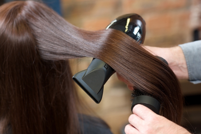 髪の毛が立つ原因 切れ毛のケア方法とボサボサな時のまとめ方 ３６５日のお役立ち情報
