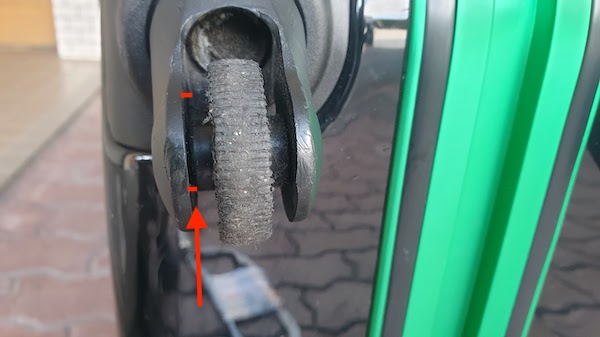 スーツケース　タイヤ交換　自分で