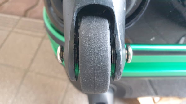 スーツケース　タイヤ交換　自分で