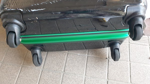 スーツケース　タイヤ交換　自分で