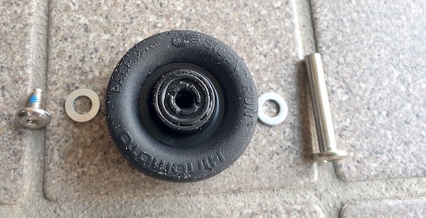 スーツケース　タイヤ交換　自分で