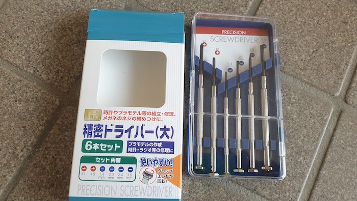 スーツケース　タイヤ交換　マイナスドライバー