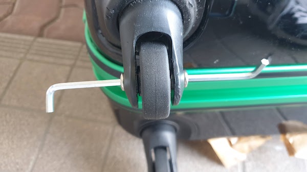 スーツケース　タイヤ交換　自分で