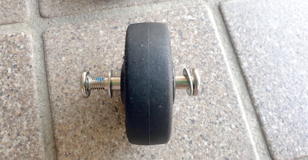 スーツケース　タイヤ交換　自分で